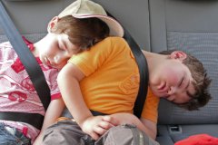 Оставлять детей до 7 лет в машине запретят в РФ в 2017 году